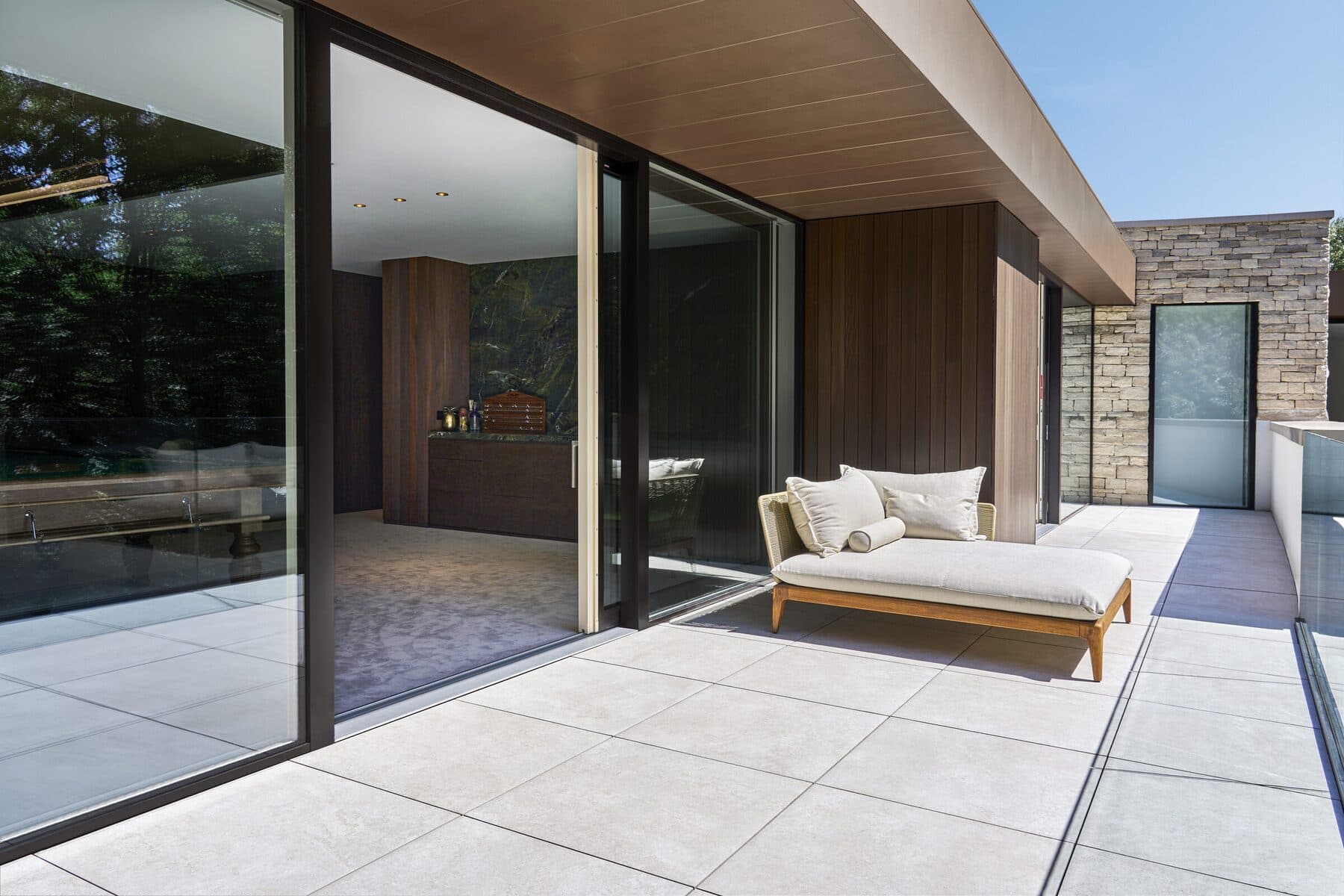 Porte coulissante Internorm grand format ouverte sur une terrasse, photo Internorm