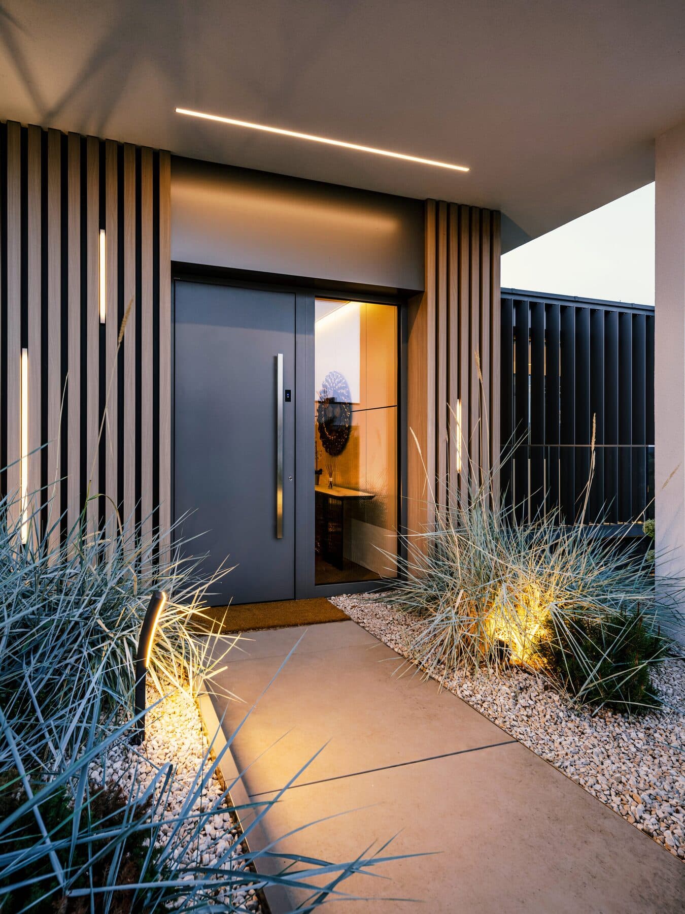 Porte d’entrée Internorm en aluminium éclairée au crépuscule, photo Internorm