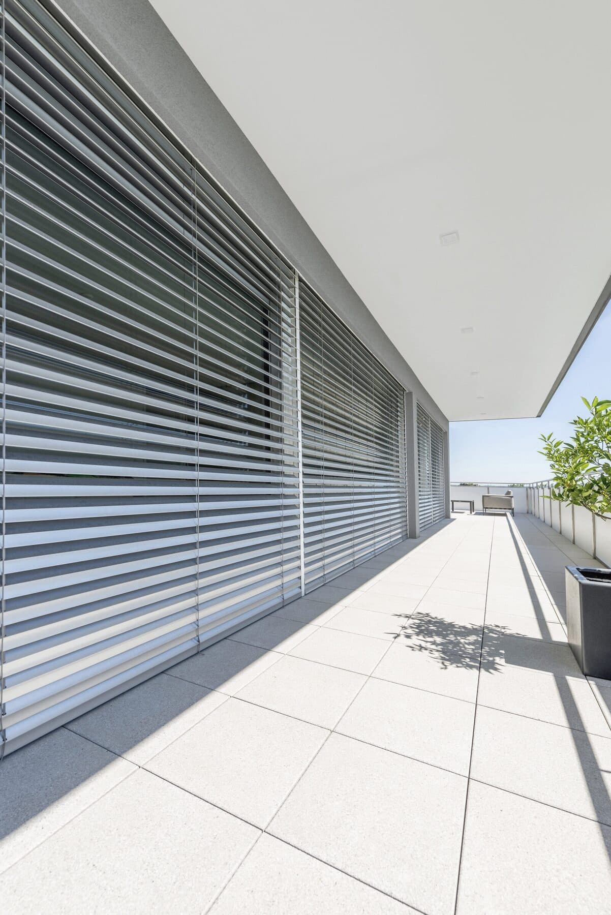 Stores à lamelles extérieurs sur une terrasse moderne, photo Internorm
