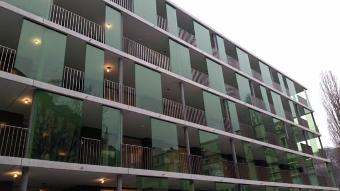 Façade d’un immeuble Minergie à la Jonction équipé de fenêtres Internorm