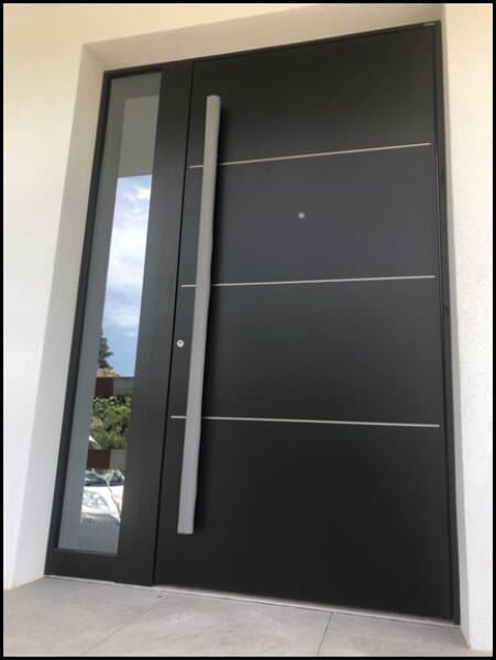 Porte d’entrée avec vitrage effet miroir et poignée inox