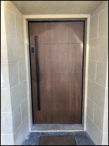 Porte d’entrée Internorm anthracite avec ouverture digitale par empreinte