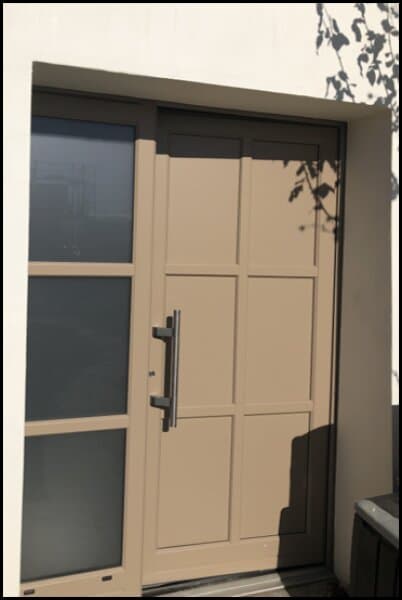Porte d’entrée de style vintage en bois posée par Robo Window