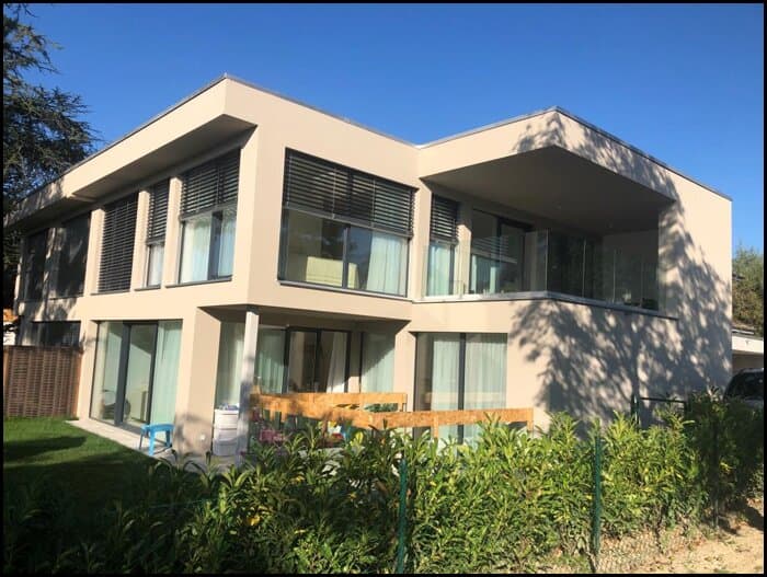 Villa contemporaine à Genthod équipée de fenêtres et de baies vitrées PVC/aluminium